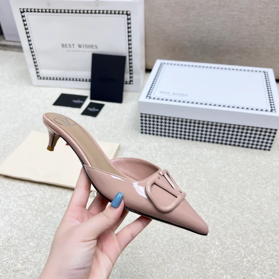 👟👟Ex-factory price 500👟👟 VALENTINO latest V Logo buckle back empty slippers 🔥🔥🔥 🕳️🕳️🕳️ Exclusive original 1-1 development, no goods without the original 〰 ɪɴѓᴏʀᴍᴀᴛɪᴏɴ 〰 Buckle: V-LoGo leather buckle Material: Imported patent leather Lining: full-grain sheepskin Outsole: Italian through-dyed cowhide Midsole: Italian original craft material Process: computer stitching, machine shaping Heel height: 4.0/8cm Made in Italy 🇮🇹 Ready-made code: 35 36 37 38 39 Ready-made custom code: 34 40 41 Delivery period 1-3 days Not retreating